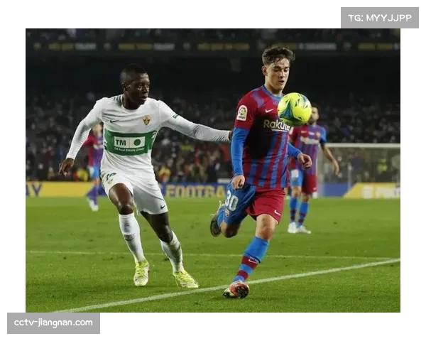 雨中激战，皮球因场地积水多次变向，影响双方传球成功率